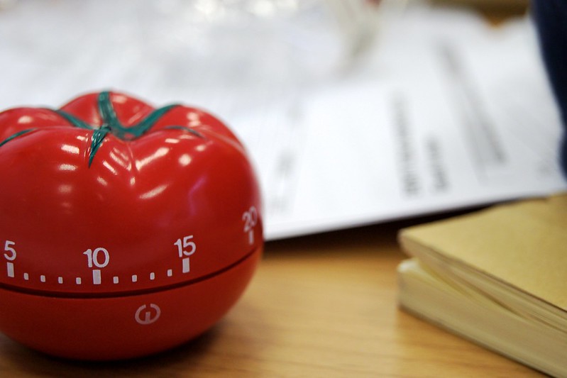 time-mangement-tips-a-pomodoro-tomato-kitchen-timer